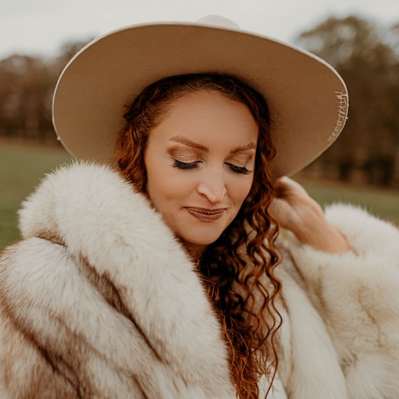 Meet your Posher, Hillary - Picture 2 of 15